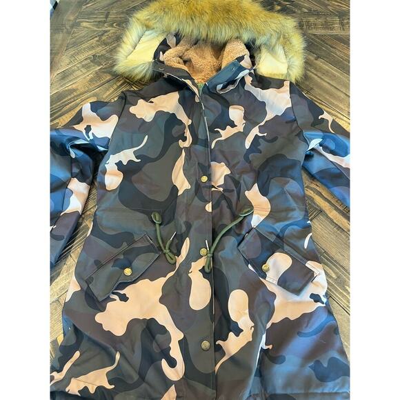 Women’s Medium Camo Fur Hooded Lined Jacket Hunting Chic Lightweight Gorp Core - Picture 1 of 14